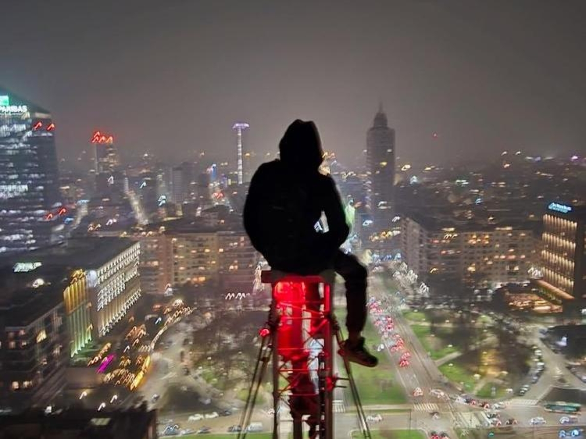 La moda dei baby acrobati in cima ai grattacieli. Dal Duomo in paracadute ai cornicioni di San Siro, rischiare la vita per un selfie