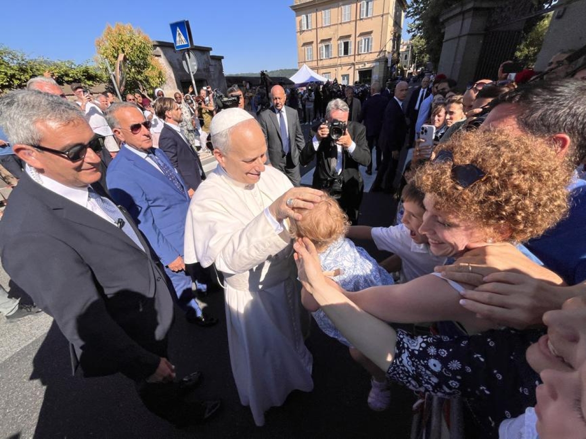 Il Papa arriva a piedi a Castel Gandolfo: Il Papa arriva a piedi a Castel Gandolfo: