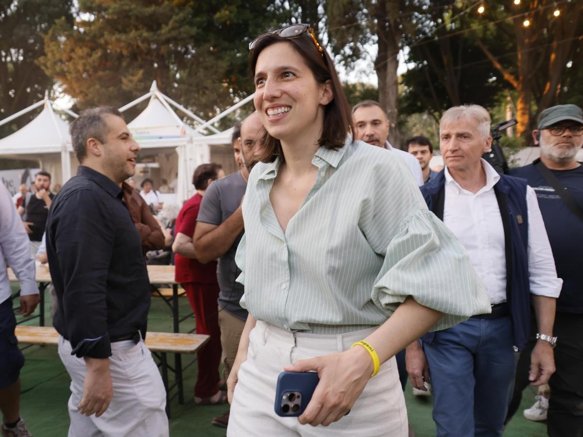 Elly Schlein: «Per non dire no a Trump, Meloni danneggia gli interessi dell’Italia»