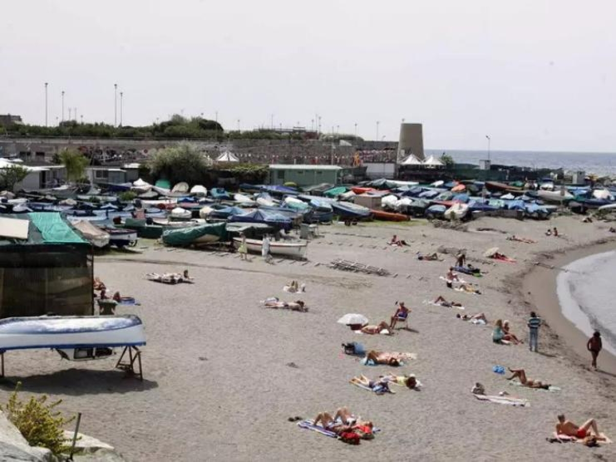 Genova, ragazza 25enne attirata in spiaggia e stuprata: «Costretta a bere e violentata da due uomini nella loro tenda»
