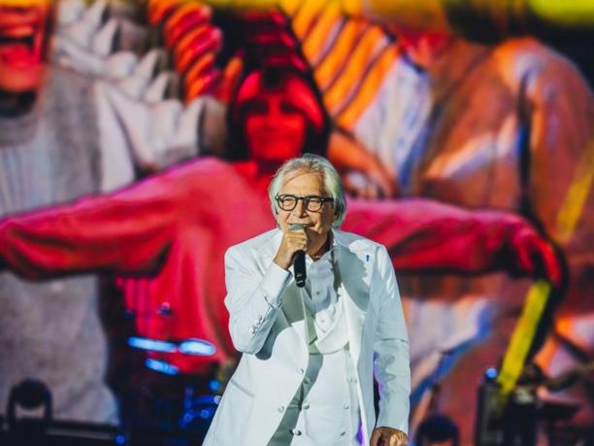 I 50 anni di carriera di Nino D'Angelo: «A 13 anni lasciai la scuola per portare il pane a casa. E quel mio caschetto biondo, come Raffaella e la Caselli...»