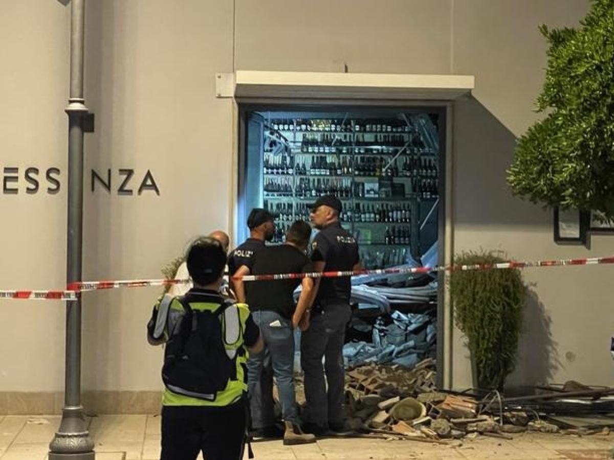 Terracina, crolla il soffitto del ristorante stellato:feriti e una vittima, dipendente del locale