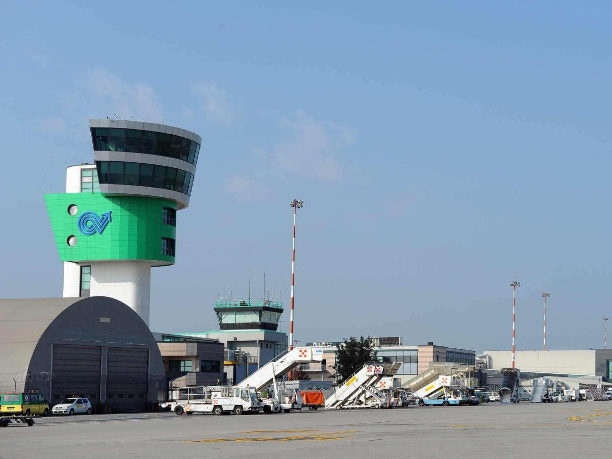 Aeroporto a Bergamo, entra in pista e muore risucchiato dal motore di un aereo | Ritardi dei voli: «Traffico ripreso alle 12» Aeroporto a Bergamo, entra in pista e muore risucchiato dal motore di un aereo | Ritardi dei voli: «Traffico ripreso alle 12»