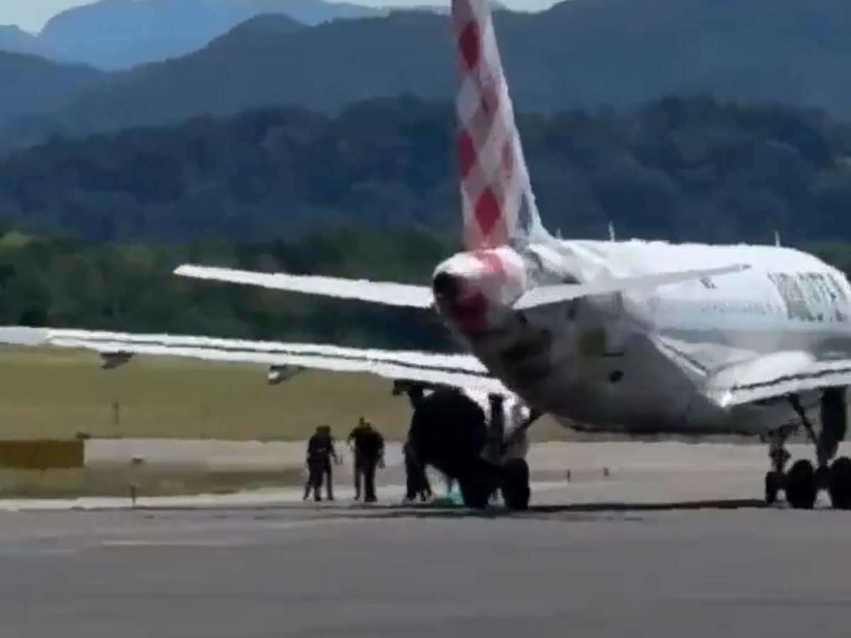 Aeroporto di Bergamo, entra in pista e muore risucchiato dal motore di un aereo | Ritardi dei voli: «Traffico ripreso alle 12» Aeroporto di Bergamo, entra in pista e muore risucchiato dal motore di un aereo | Ritardi dei voli: «Traffico ripreso alle 12»