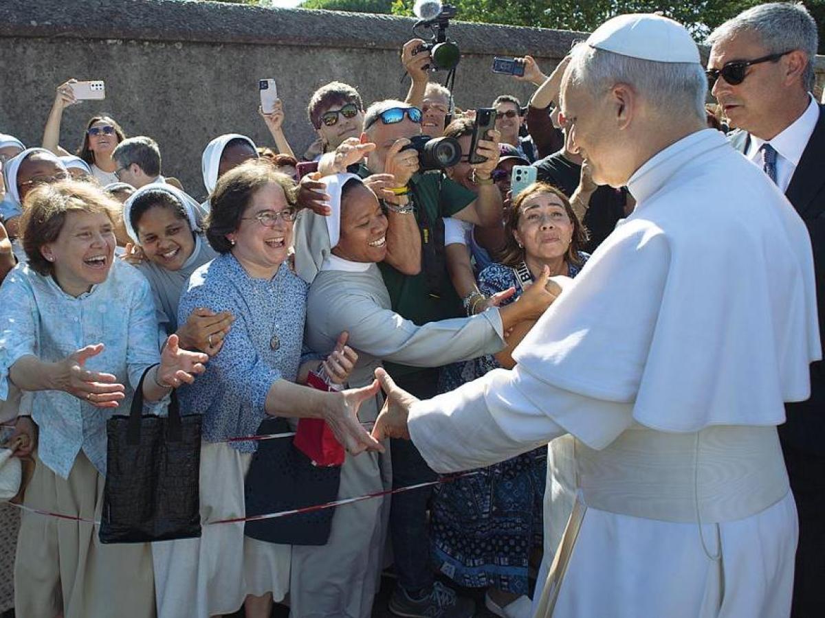 «Che ne sarà dei sogni dei bimbi, e dei nostri sacrifici, se scoppia una guerra mondiale?». La risposta di papa Leone a una mamma