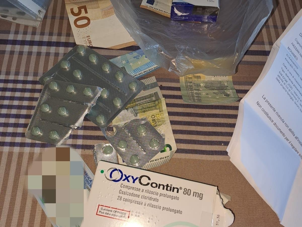 Milano, Oxycontin in vendita a 100 euro a pasticca: fermati tre spacciatori del farmaco usato come droga che ha provocato una strage negli Stati Uniti