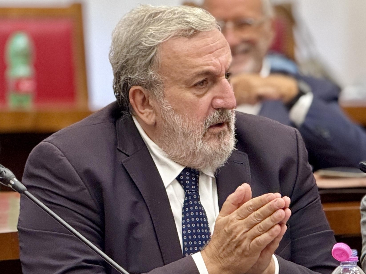 Ex Ilva, Emiliano: «Firmare accordo, sarebbe pazzesco se saltasse». La Fiom: mancano garanzie sull’occupazione
