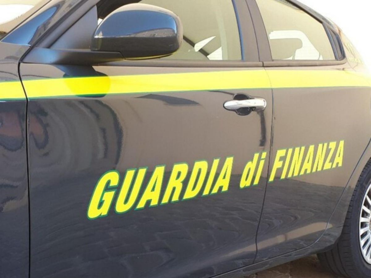 Milano, perquisito il pm che lavorava con l'ex procuratore Mario Venditti a Pavia: i finanzieri alla ricerca di spese per auto di lusso, cene e corse di cavalli