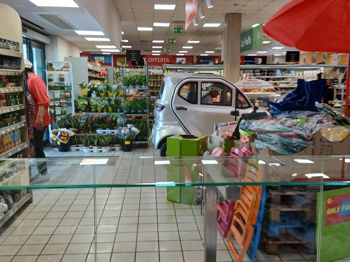 Albinia, entra con la mini car dentro il supermercato: «Mi servono le birre e mi fa fatica portarle fino al parcheggio»