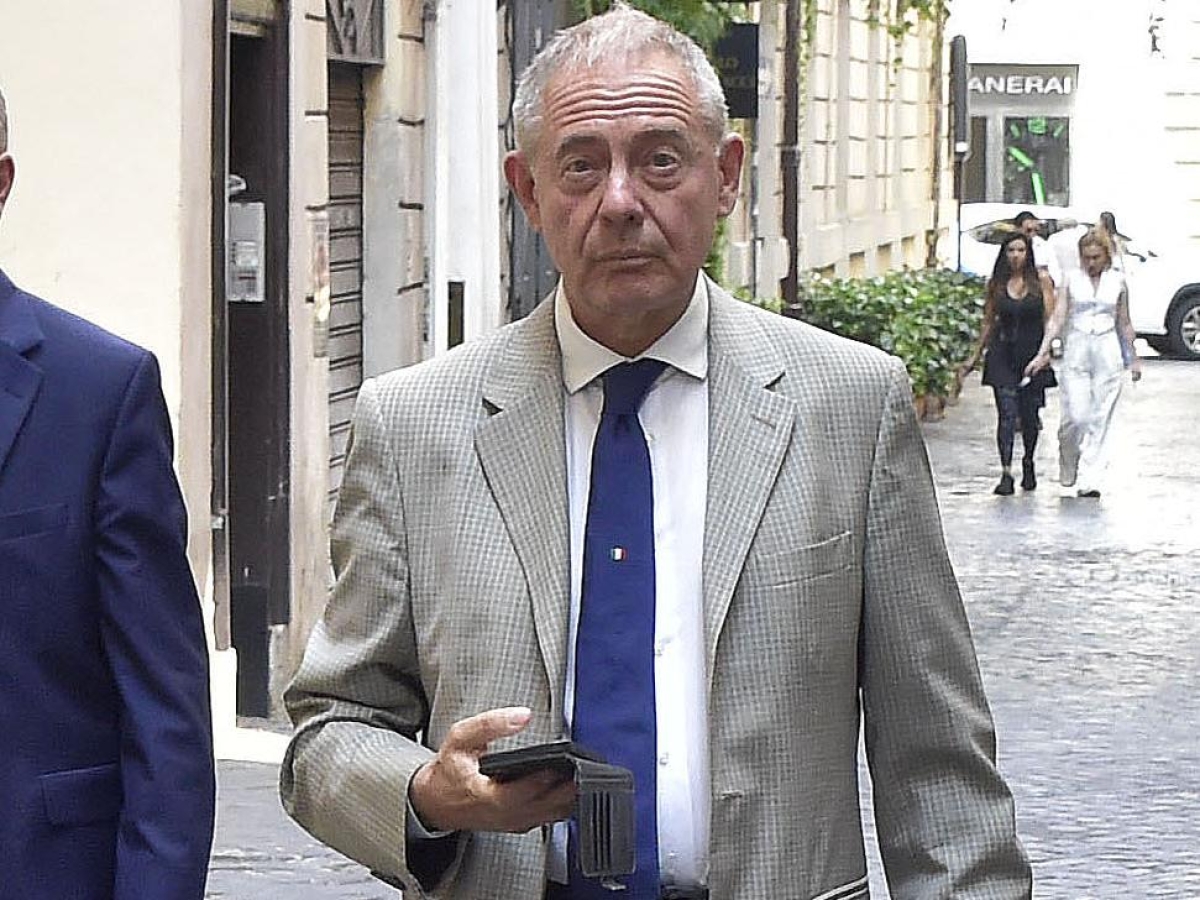 Urso sui dazi: «Trump ha alzato la posta per chiudere in fretta. Ma una ritorsione porterebbe a un’escalation devastante»