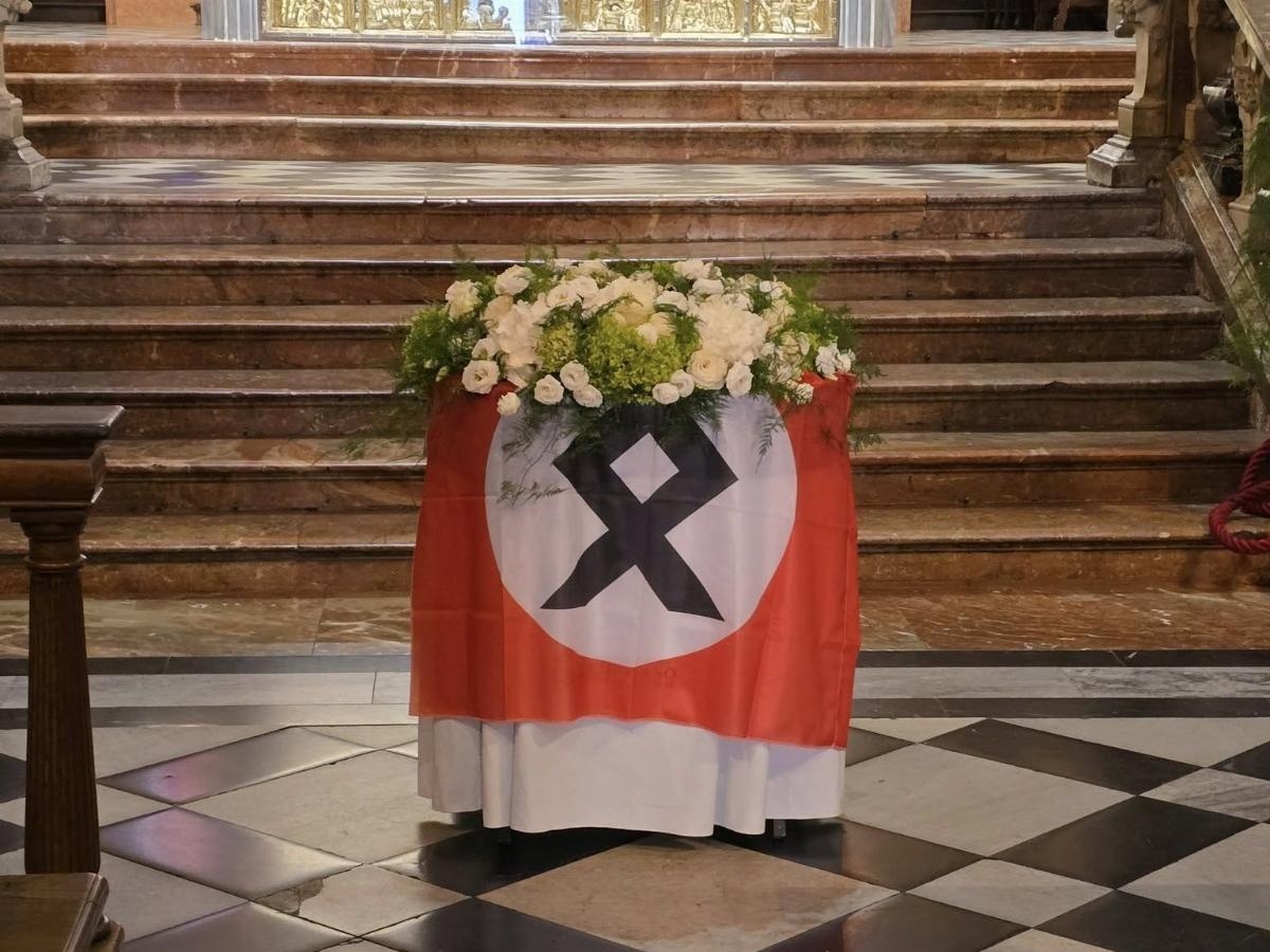 Monza, saluti romani e bandiere di Avanguardia Nazionale in Duomo: polemica per il funerale neofascista di Davide Cattaneo