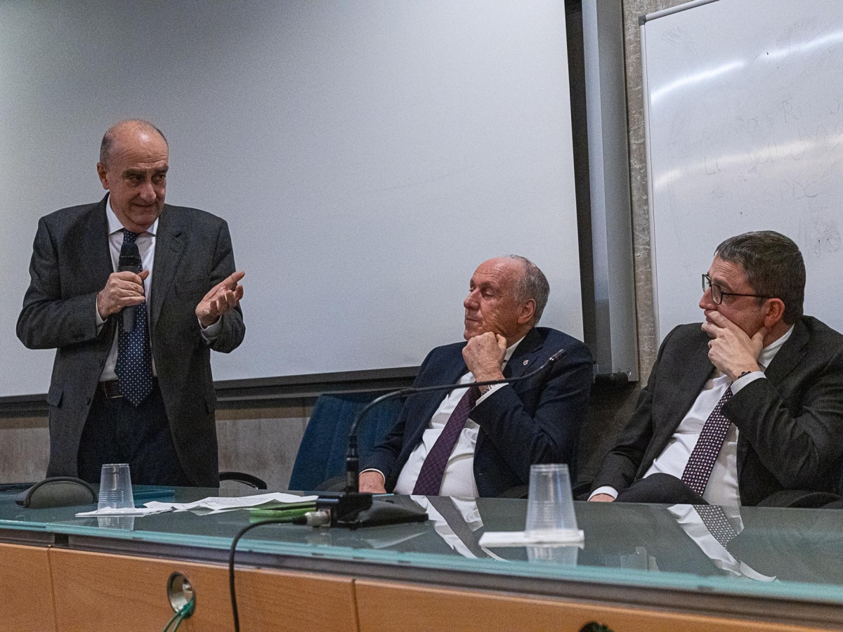 Sanità, D'Urso lascia il Dipartimento salute: le tre vie per sostituirlo. Le opposizioni: «Una tragicommedia»