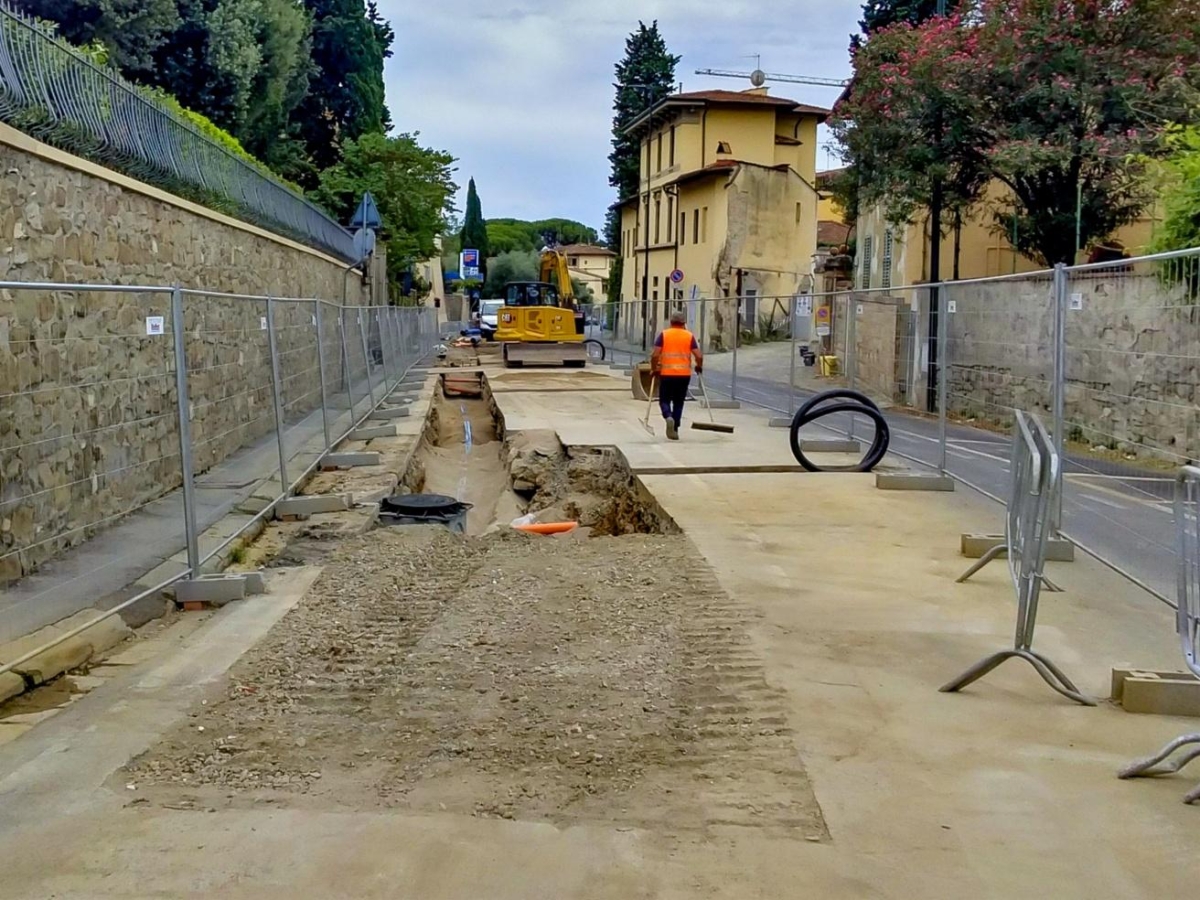 Cantieri a Firenze, in via Bolognese i lavori vanno avanti non-stop: l'obiettivo è finire prima del 10 settembre