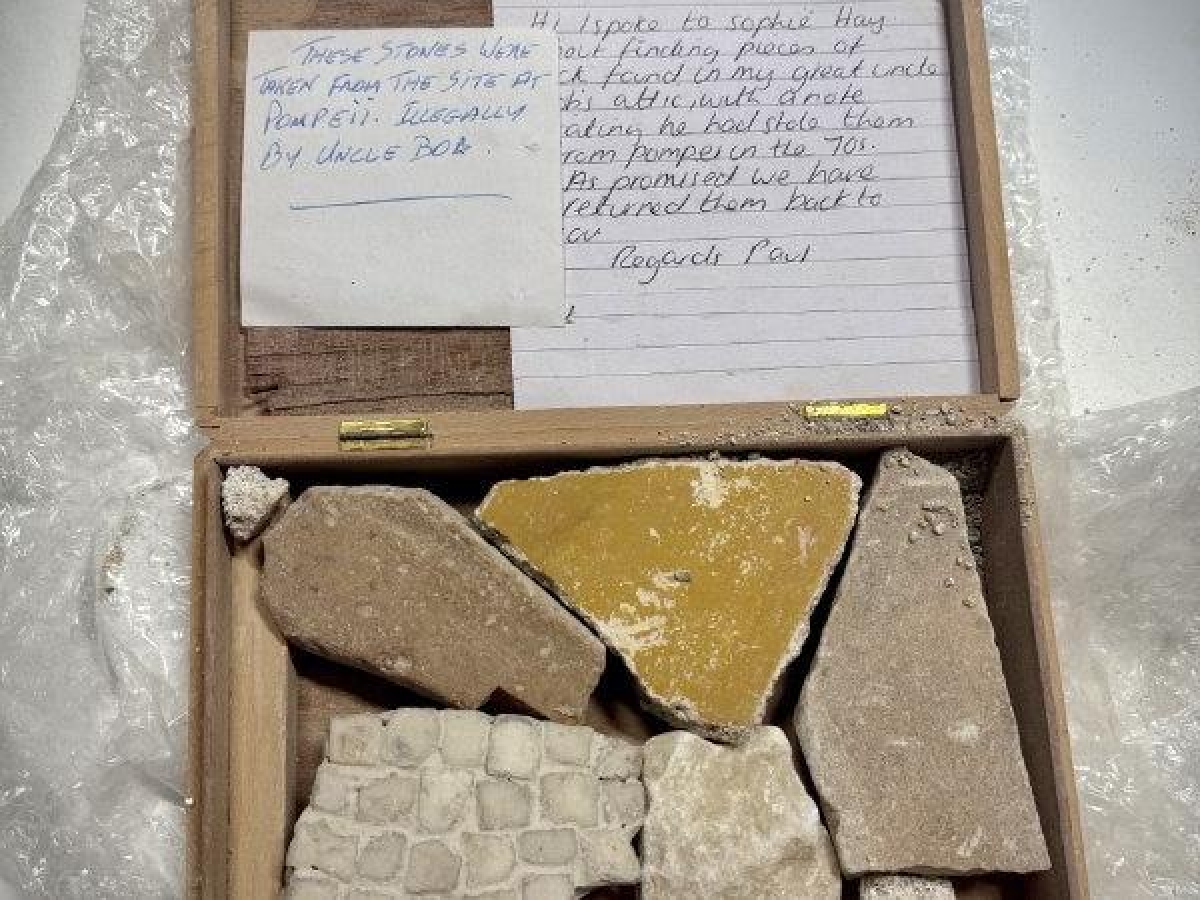 Pompei, cittadino inglese riconsegna al sito archeologico pezzi rubati negli anni '70 dallo zio (e ritrovati in soffitta)