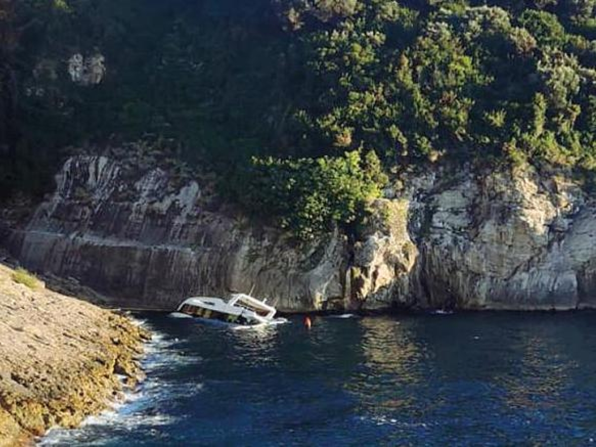 Catamarano alla deriva a Punta Campanella, ora c'è rischio inquinamento