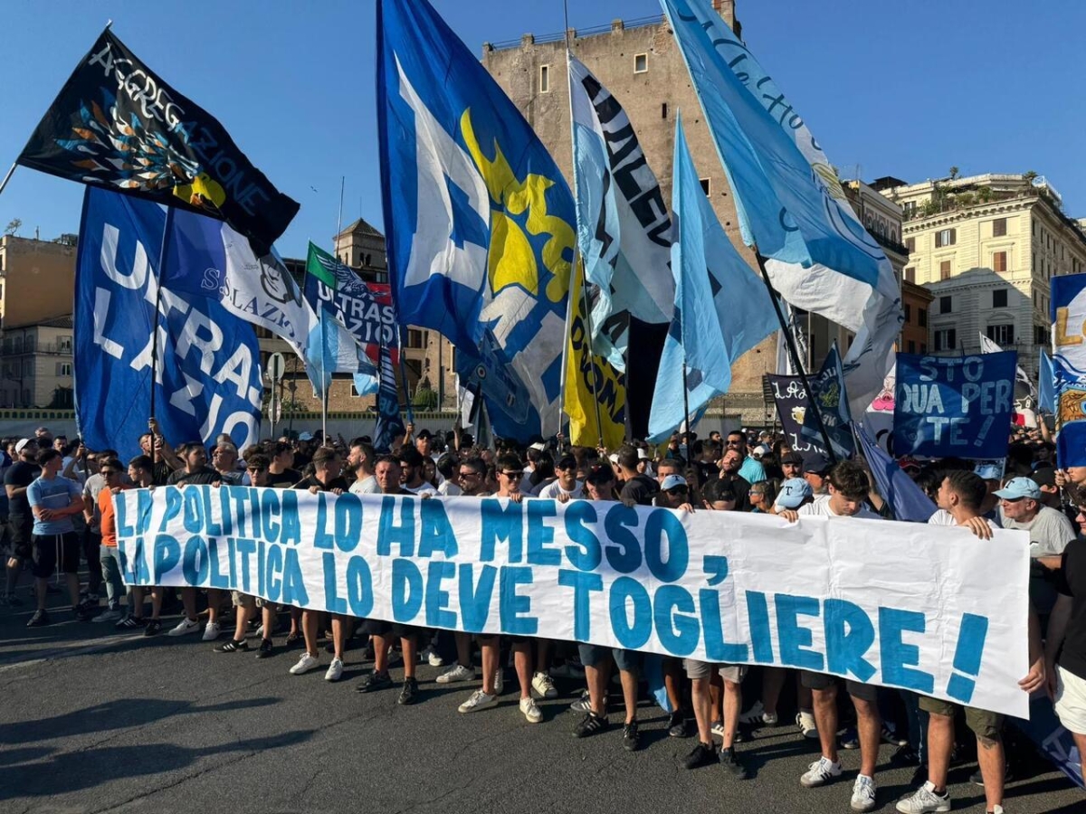 Tifosi della Lazio in corteo ai Fori Imperiali contro Lotito: «La politica lo ha messo, ora lo deve togliere». Ricevuti dall'assessore Onorato
