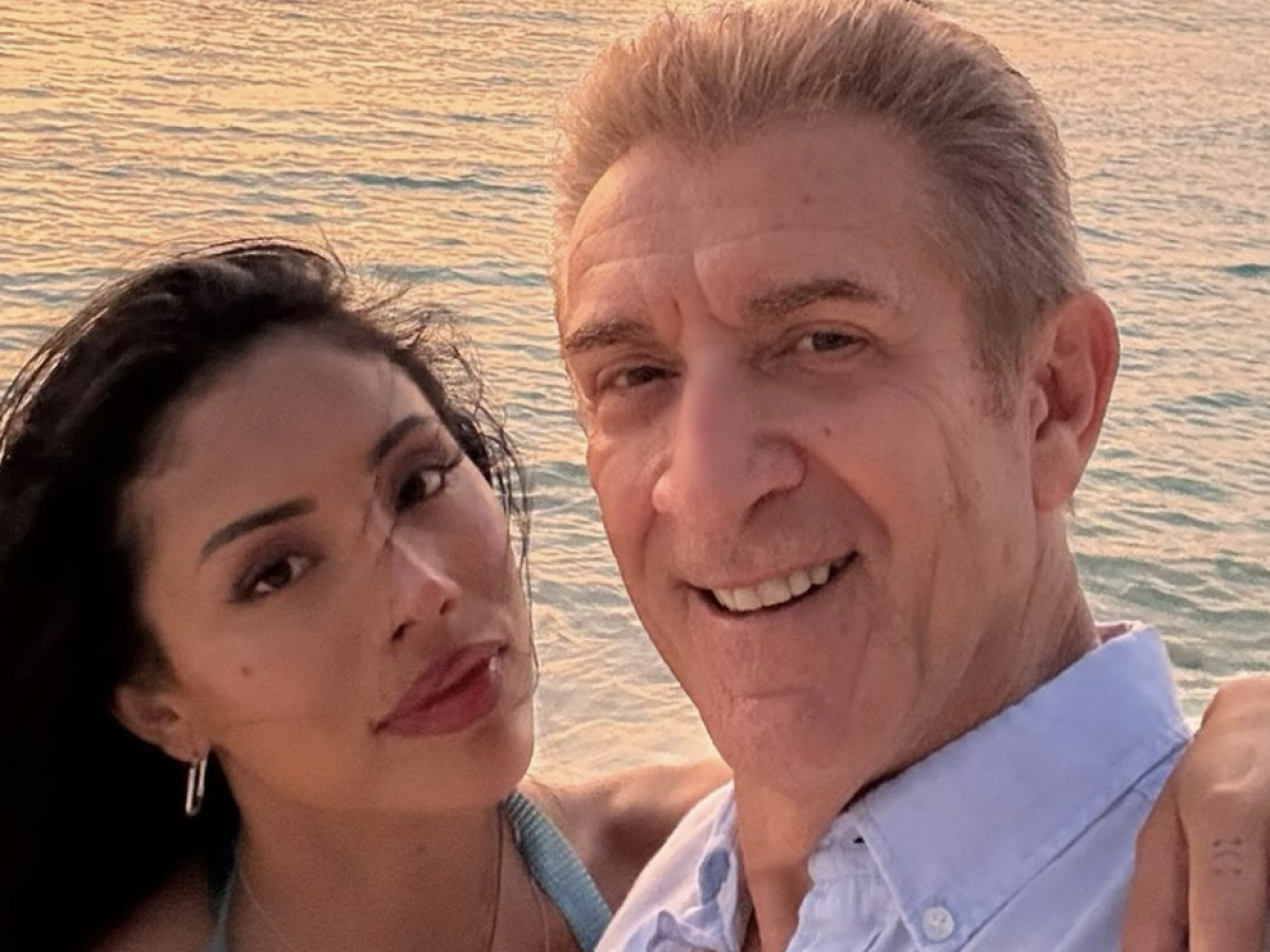 Ezio Greggio ufficializza sui social la storia con Nataly Ospina con la prima foto di coppia. «Me gustas tu»