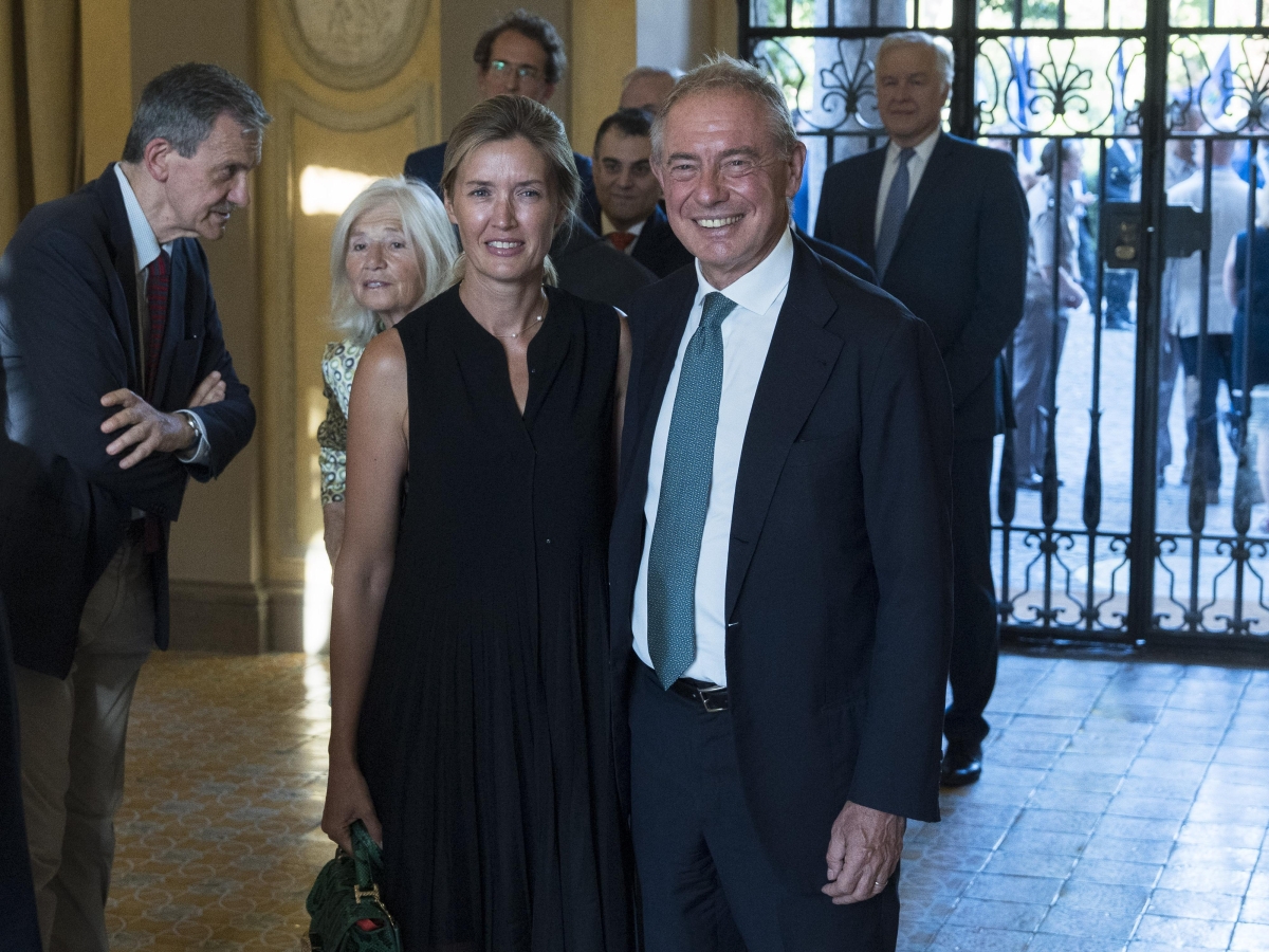 «Mia moglie oggetto di minacce»: il ministro Urso spiega il perché Olga Sokhnenko ha saltato la fila in aeroporto