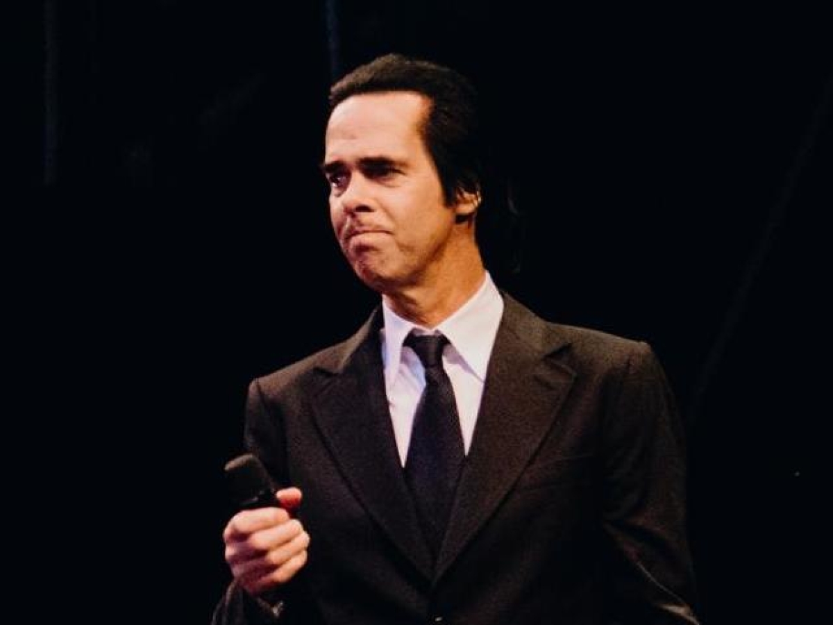 Nick Cave strega Mantova, divertito e rilassato come non mai: le battute dal palco e i brani riportati alle origini