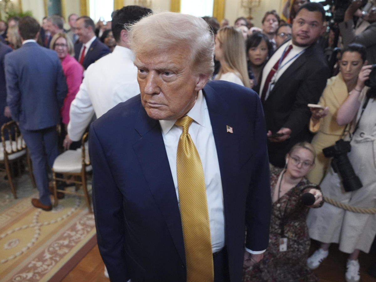 il wall street journal rivela una lettera oscena di160 trump a epstein lui smentisce e querela murdoch rivelo tutti i file sul caso
