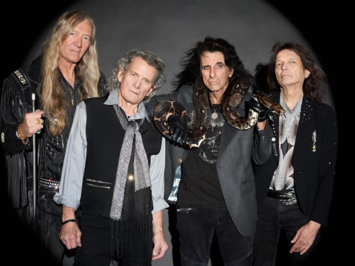 Alice Cooper: «Non sono morto a 27 anni come Hendrix e Morrison, perché dopo il loro addio mi drogavo e bevevo. Ma fino a un certo punto»