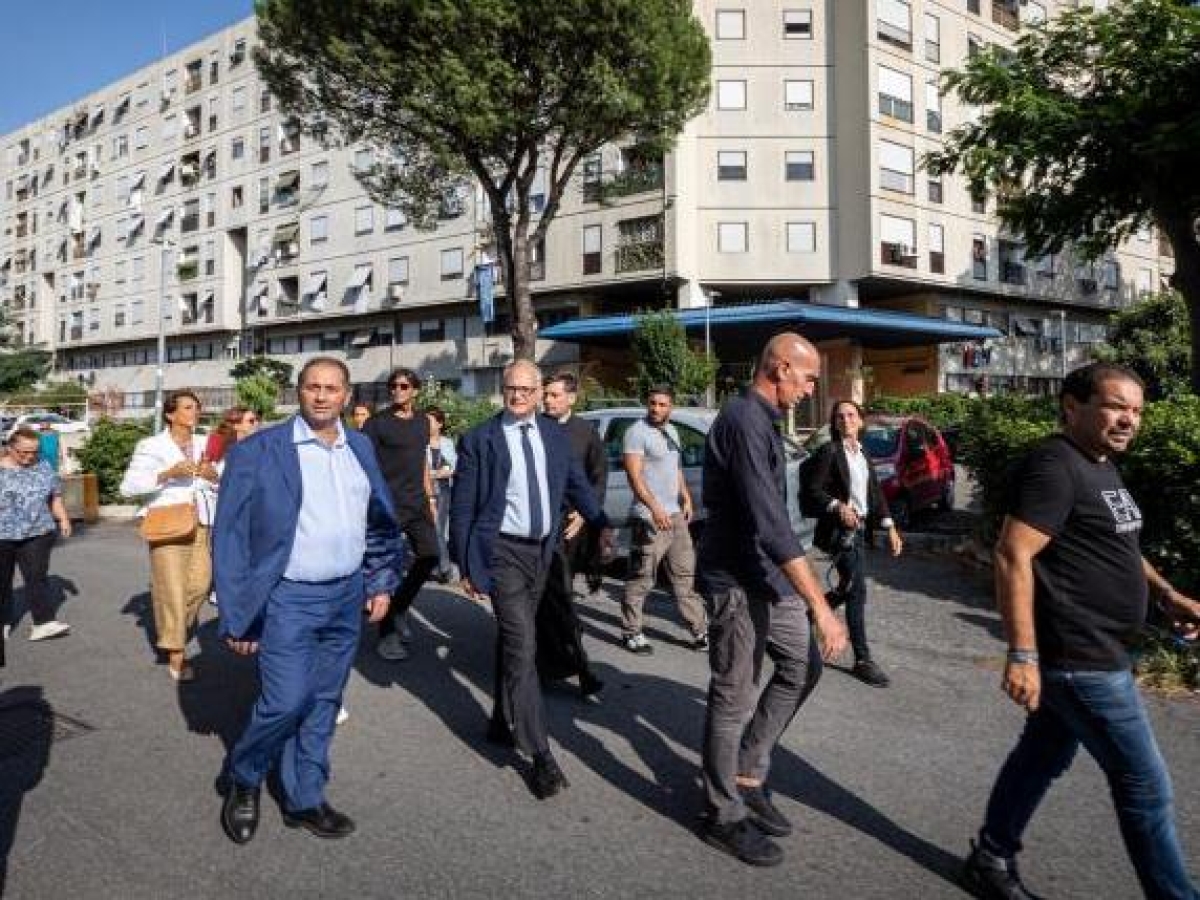Gualtieri: «Le periferie di Roma fanno schifo». Scoppia la polemica: «É lui alla guida della città. Si sciacqui la bocca»