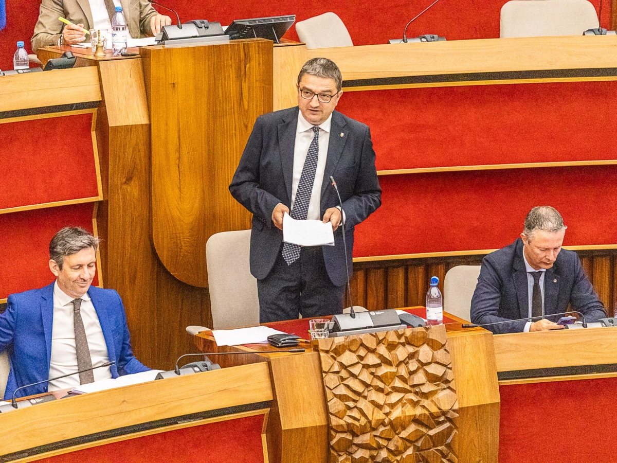 Bonus terzo figlio, il presidente Fugatti non molla e replica a Fratelli d'Italia: «Andrà soprattutto ai genitori italiani»