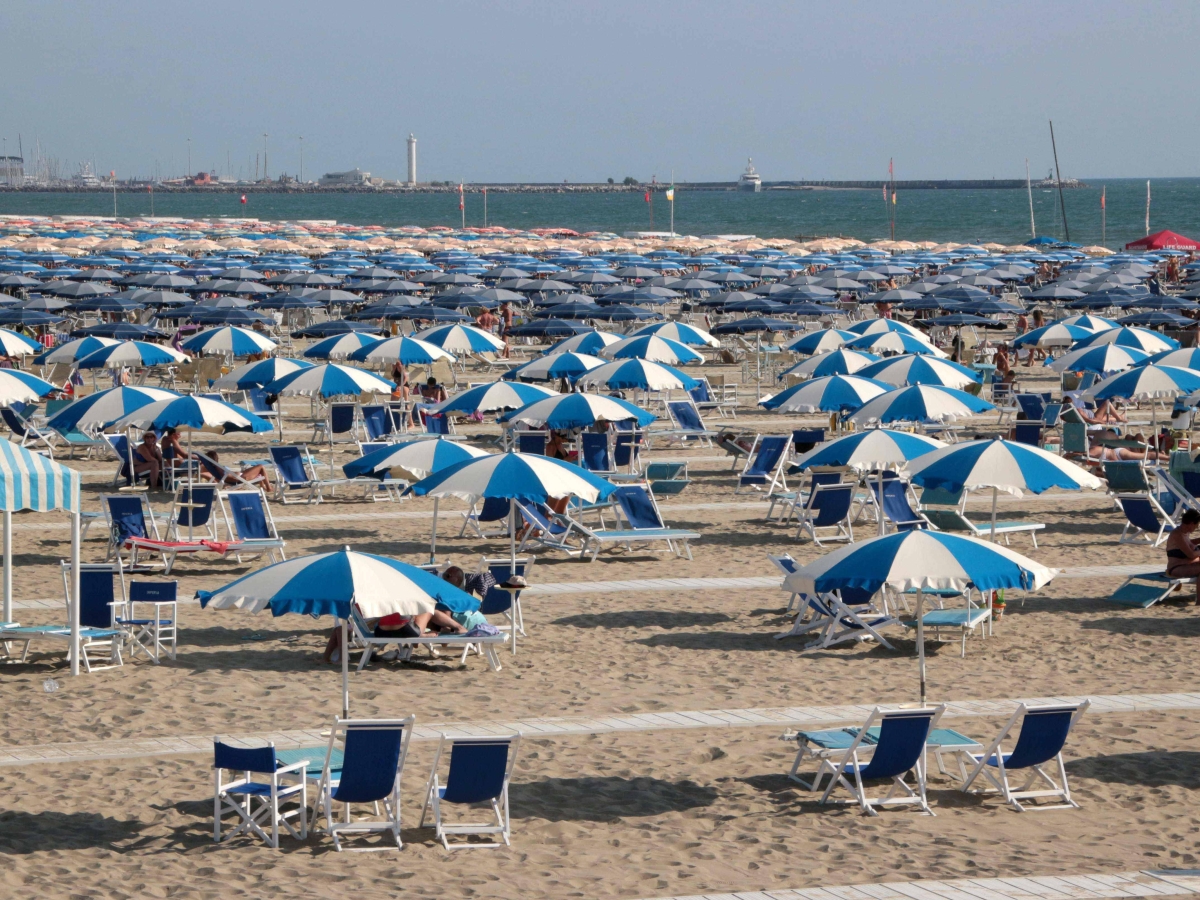 La Versilia a due facce: la Passeggiata perde la classe media, il lusso di Forte dei Marmi corre