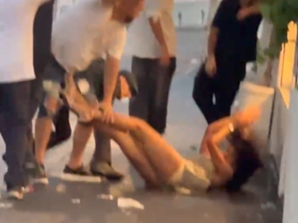 Capri, giovane donna aggredita all'alba fuori a un bar e trascinata per le gambe in strada