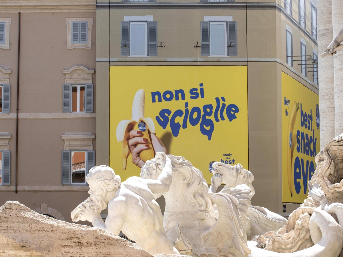 Roma, a Fontana di Trevi il mega cartellone della banana fa discutere