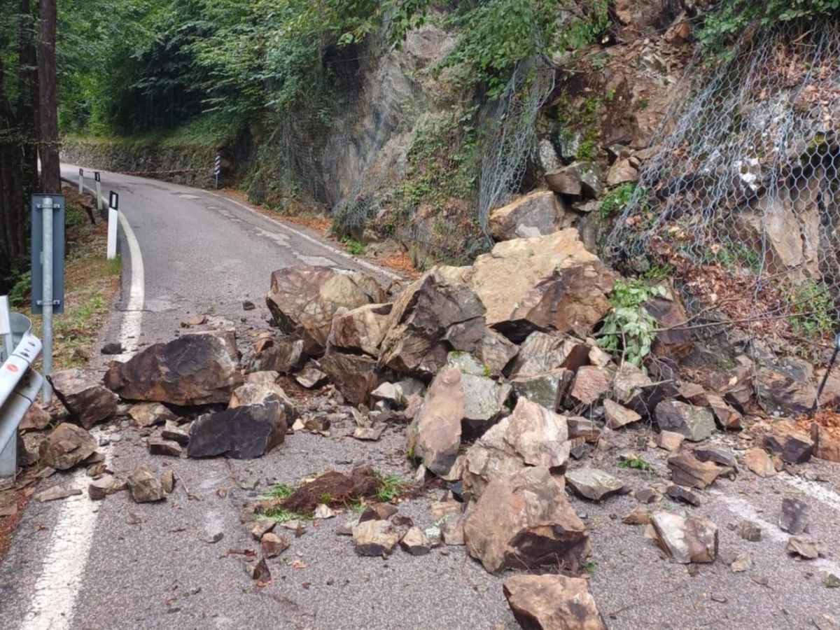 Frana in Valtellina sulla strada che porta al Passo dello Stelvio, tra Bagni Vecchi e Passo Umbrail: corsa a riaprire per salvare la stagione turistica