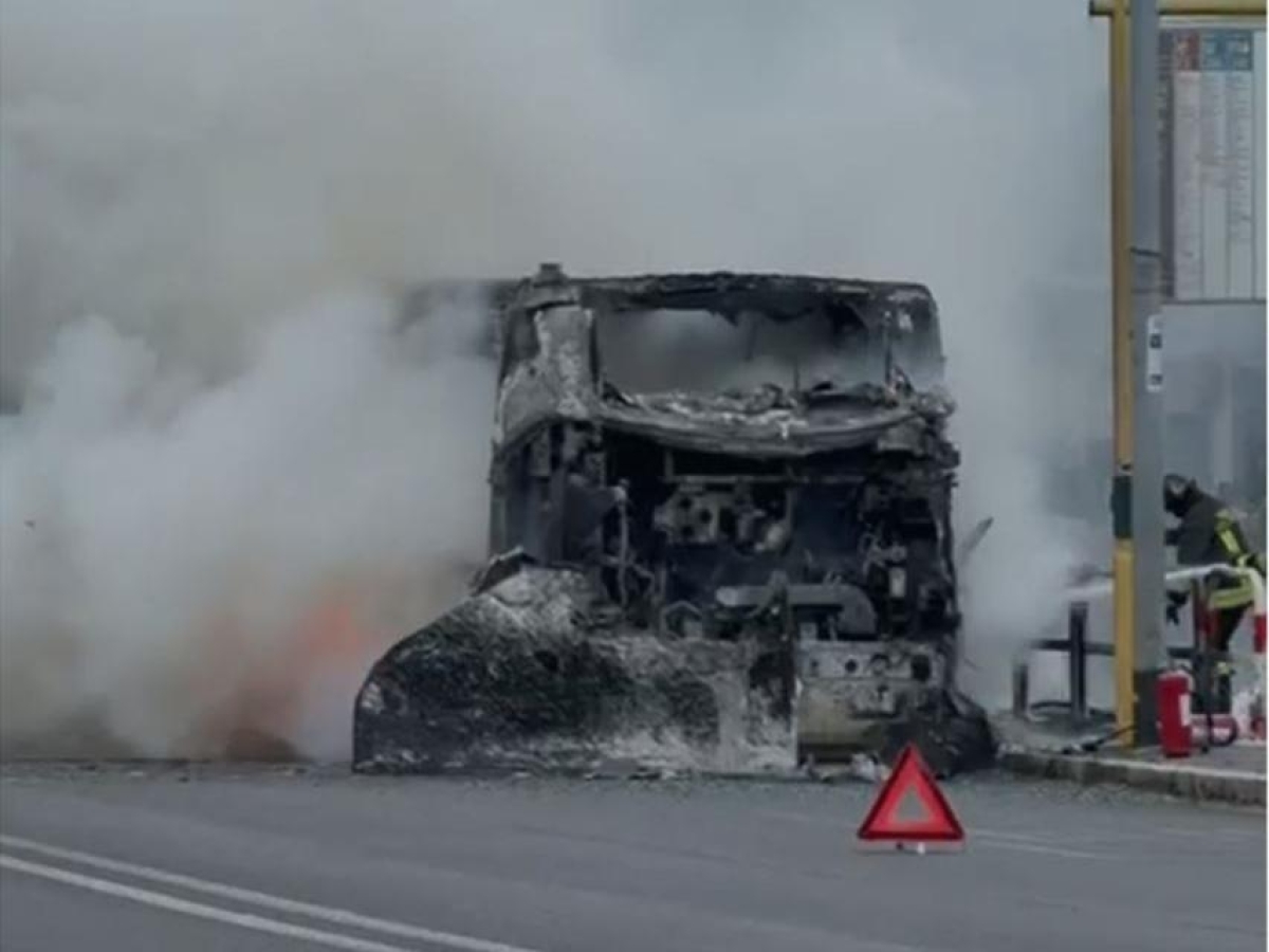 Bus Atac prende fuoco su via Flaminia: fiamme e fumo nero tra i palazzi, il mezzo completamente distrutto