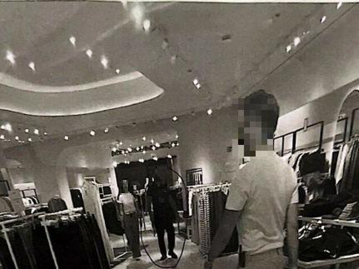 Ragazzo picchiato dalla sicurezza del centro commerciale: «Mi gridavano "fr..., ti soffoco"»