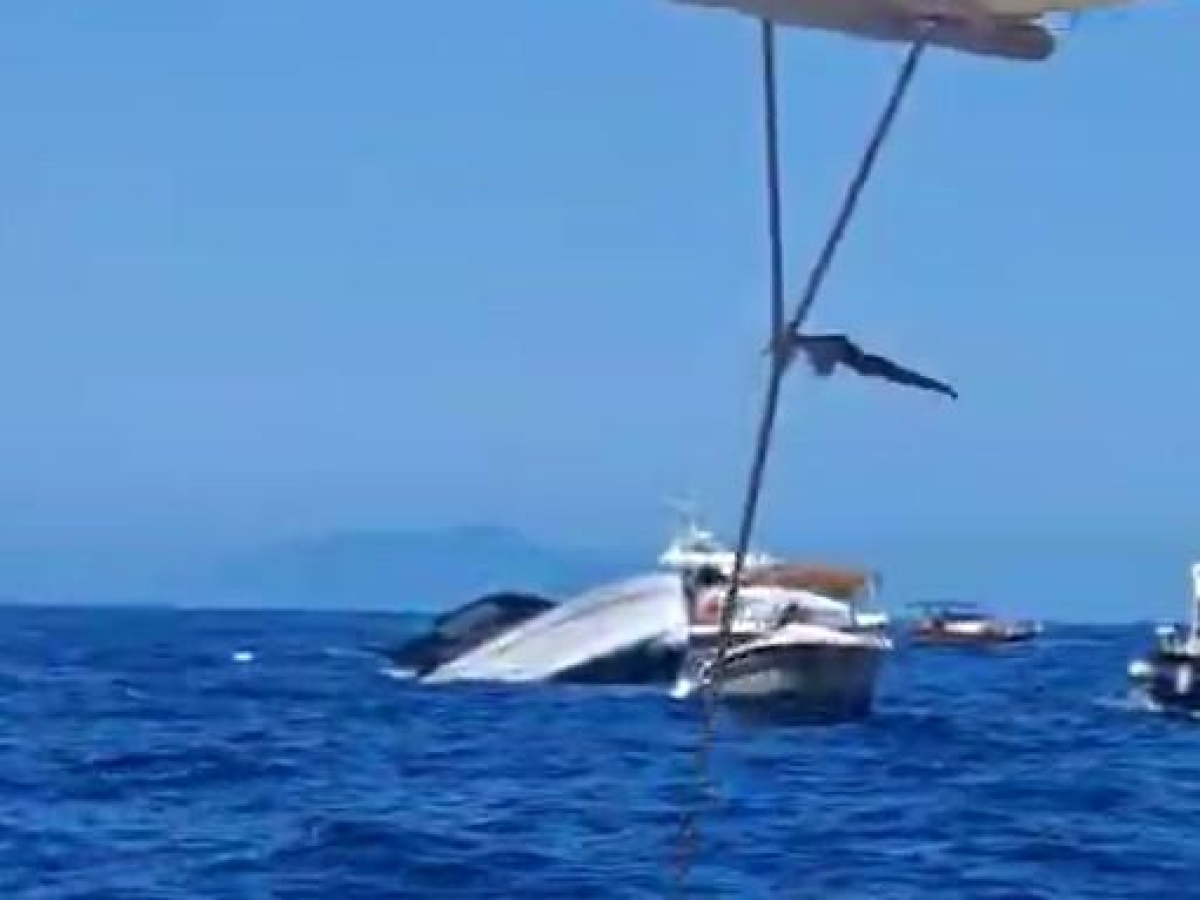 Capri, gozzo a noleggio affonda davanti alla Grotta azzurra: le due persone a bordo salvate da un'altra barca