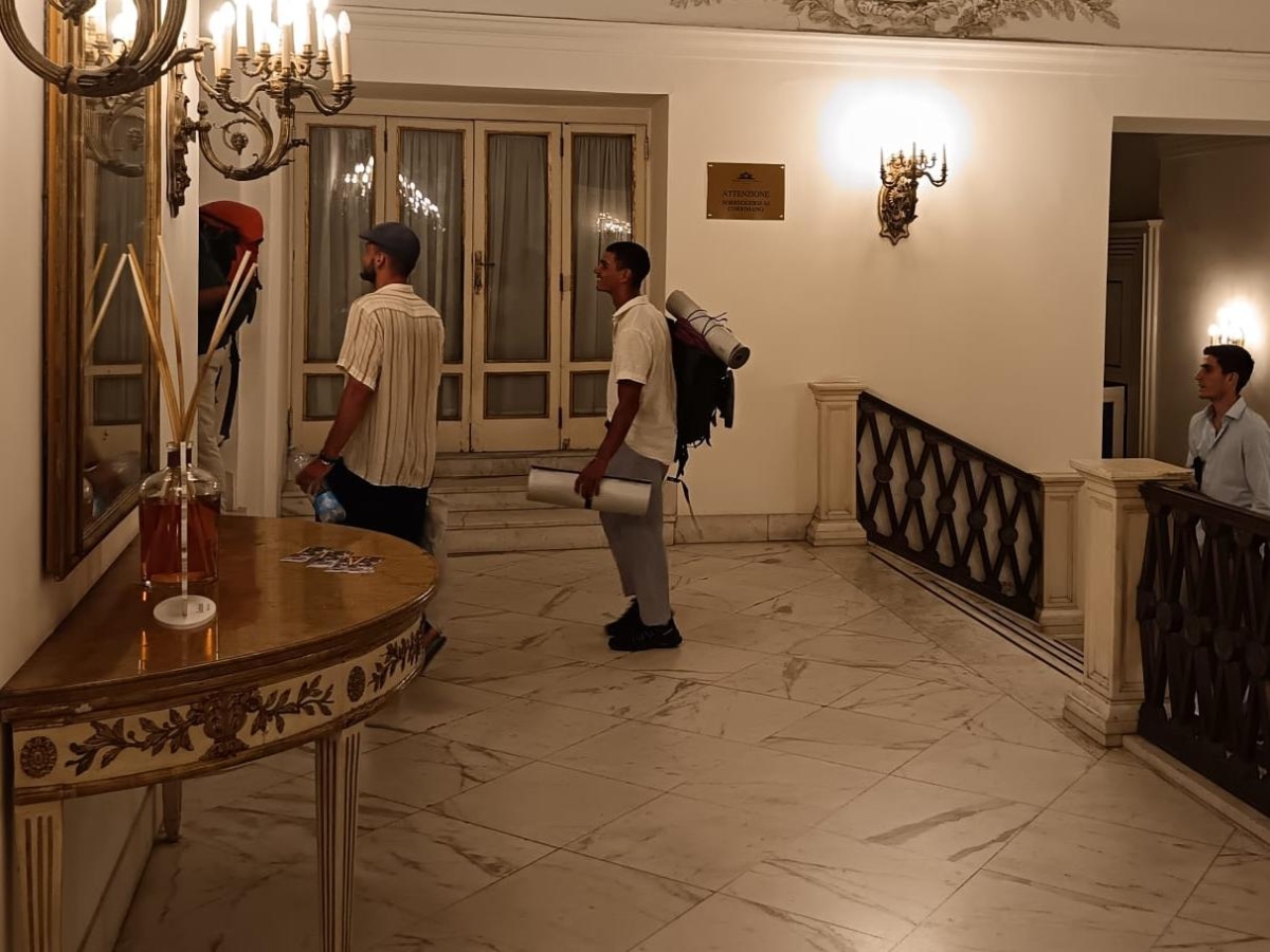 Napoli, il Teatro San Carlo dice stop a canotte, short e ciabatte: il Massimo impone il dress code