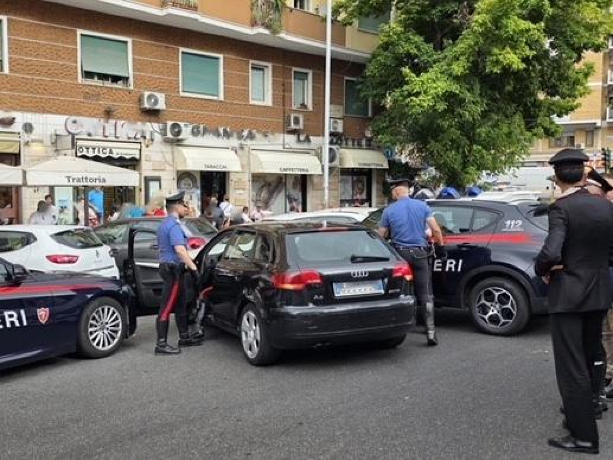 Fuga all'alt dei carabinieri, inseguimento da film dall'Aventino a piazzale della Radio. Traffico in tilt e due arrestati