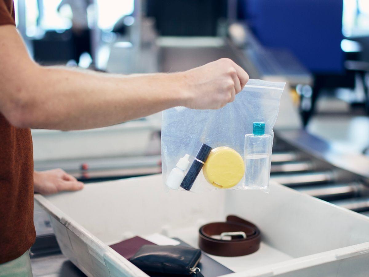Voli, liquidi nel bagaglio a mano senza limiti: c’è il via libera, gli aeroporti italiani possono partire da subito Voli, liquidi nel bagaglio a mano senza limiti: c’è il via libera, gli aeroporti italiani possono partire da subito