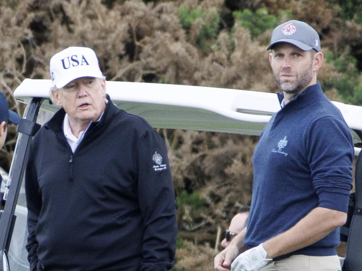 Trump contestato in Scozia: «Via da qui». Lui gioca a golf con il figlio (e dedica un green alla madre)