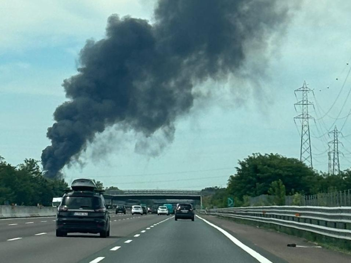 Autostrada A4 Milano-Torino: lunghe code verso Milano per maxi schianto a Novara. Ad Agrate colonna di fumo per il rogo in un deposito