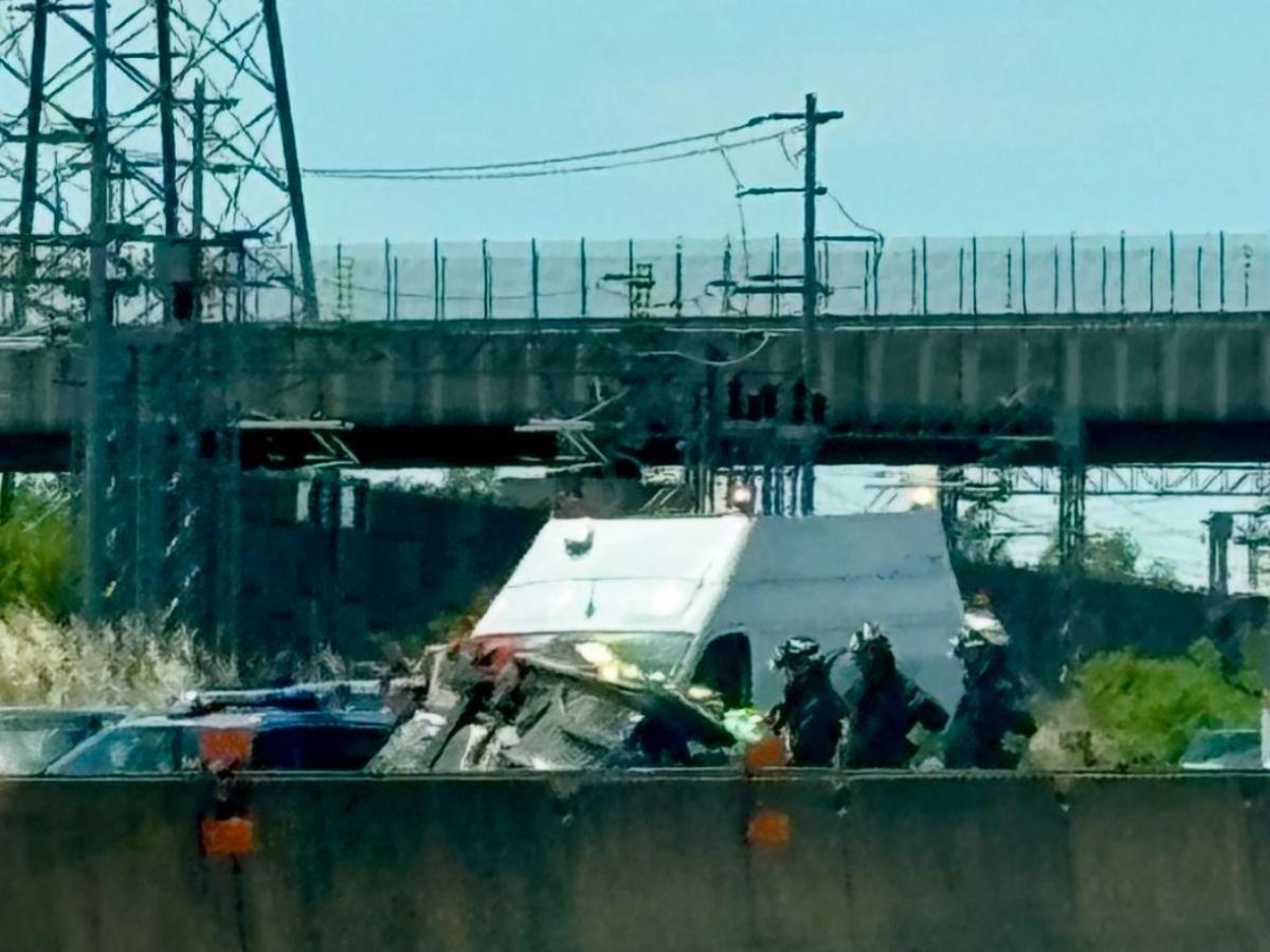 Auto contromano sulla Milano Torino vicino a Novara: 4 morti e una ferita grave per un frontale, chilometri di coda e traffico deviato Auto contromano sulla Milano Torino vicino a Novara: 4 morti e una ferita grave per un frontale, chilometri di coda e traffico deviato