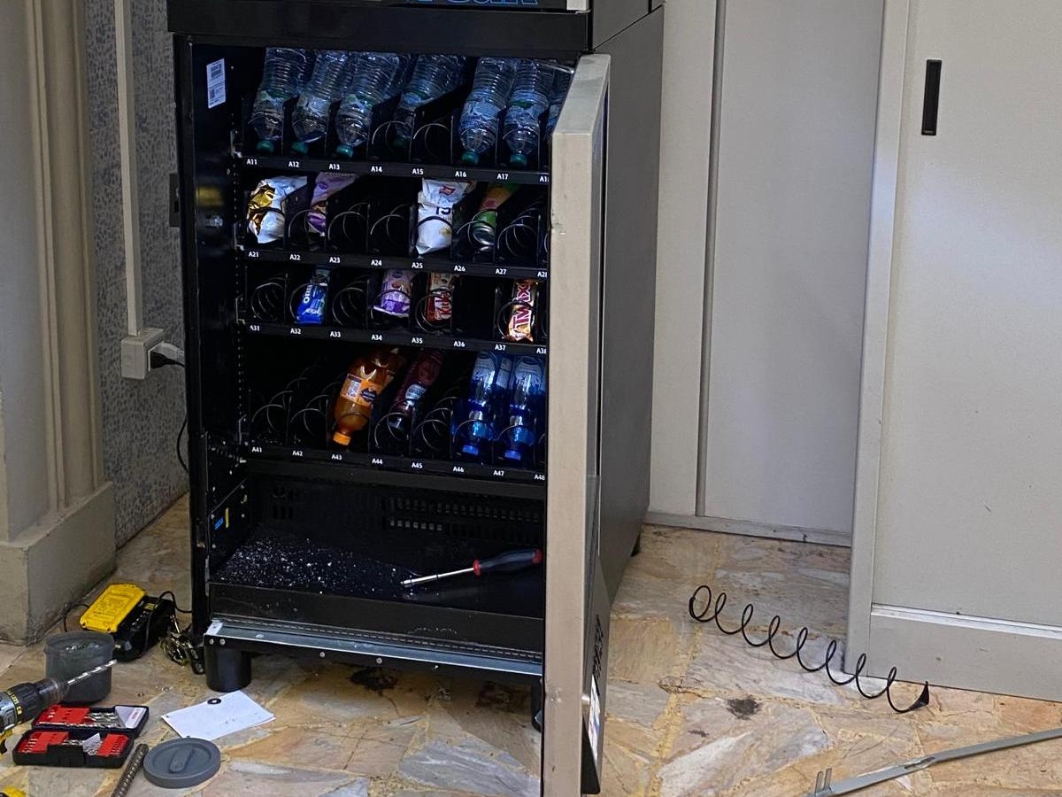 Firenze, ladri nel presidio Asl in piazza Brunelleschi: porte e macchinette del caffè rotte e stanze a soqquadro