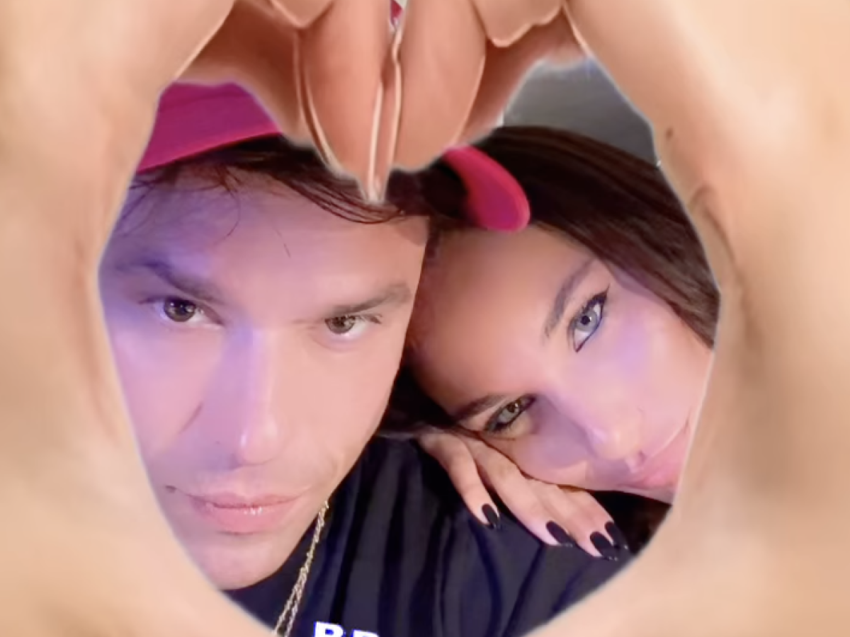 Fedez ufficializza la storia con Giulia Honegger, i primi scatti social della coppia in vacanza in Sardegna