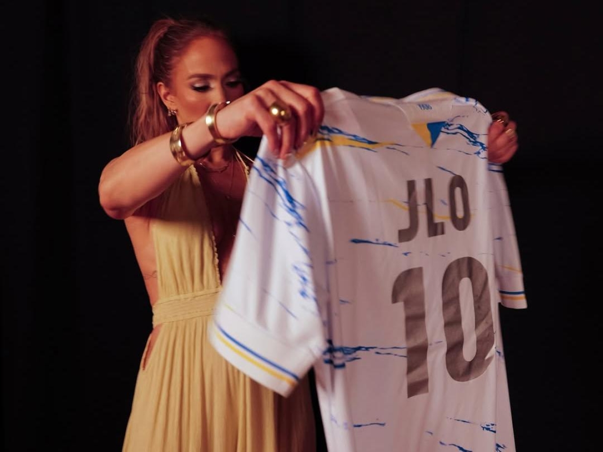 Jennifer Lopez e la maglia numero 10 della Carrarese (con le polemiche dei lucchesi)