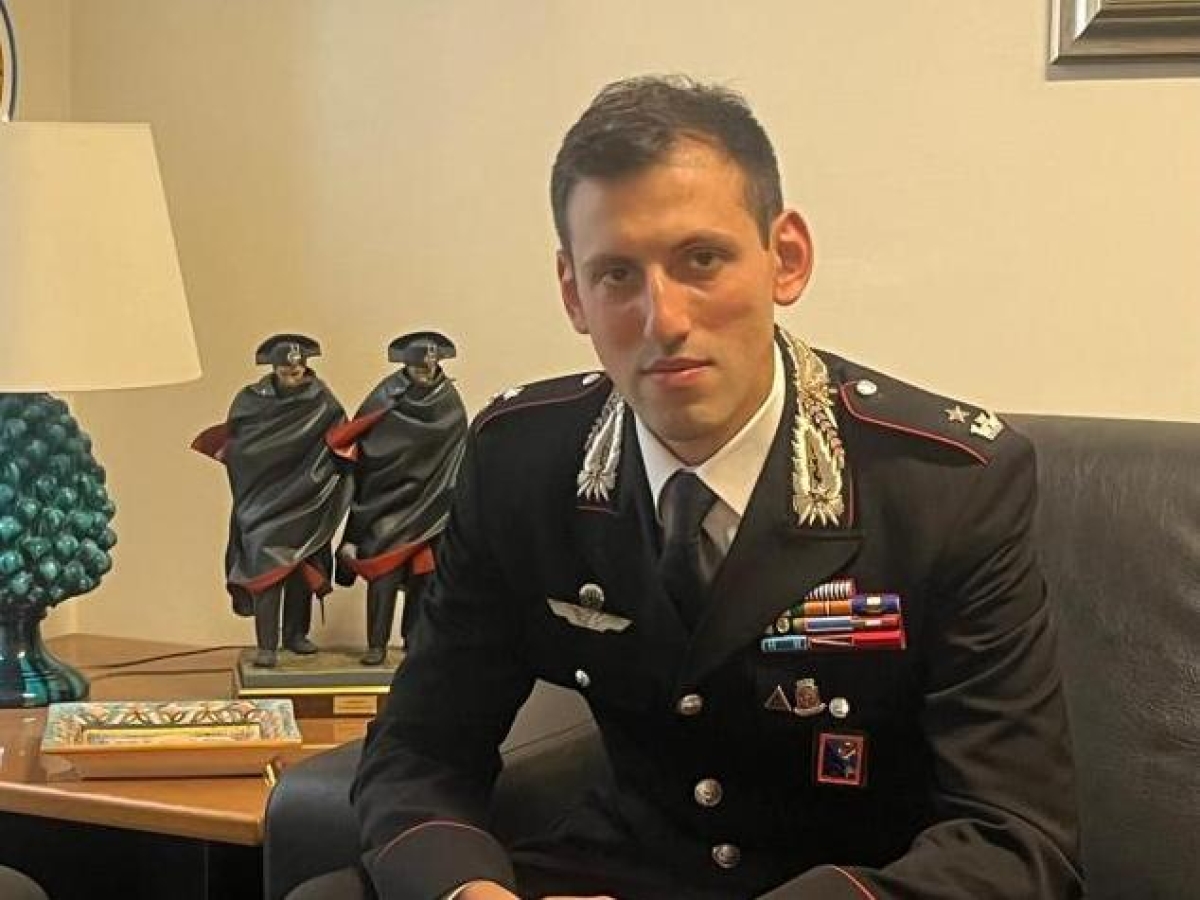 I trucchi dei borseggiatori a Roma, il comandante Adinolfi: «Fingono di fare selfie e frugano negli zaini»