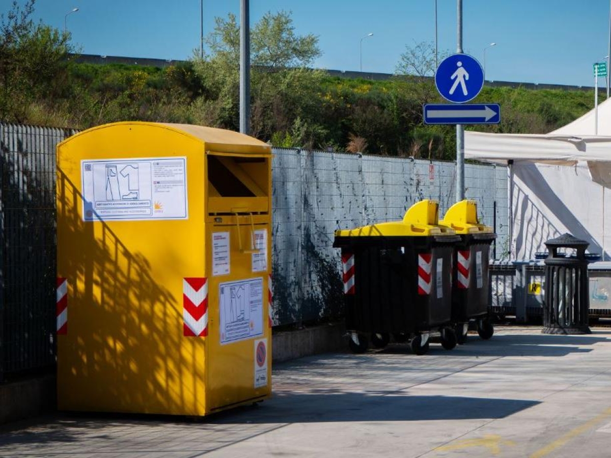 Cassonetti gialli, a settembre inizia la dismissione: gli abiti usati saranno raccolti da Ama
