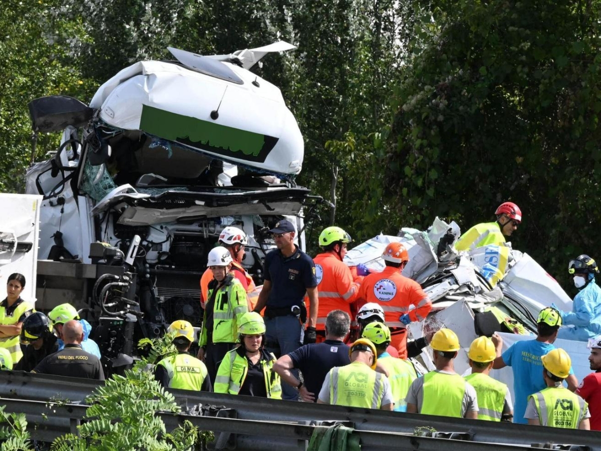 Tre morti nell'incidente in A1, lutto cittadino e fiaccolata a Terranuova Bracciolini: «Più sicurezza sull'Autosole». Aperta inchiesta per omicidio stradale