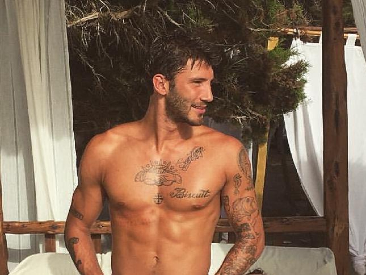 Stefano De Martino e i tatuaggi cancellati (anche quello con il nome del figlio Santiago)