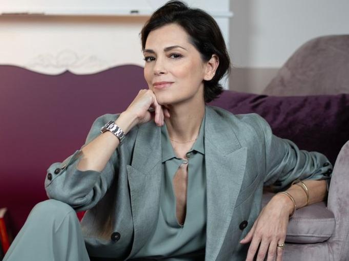 Giorgia Surina: «Ho 50 anni ma non mi sento ancora compiuta. Il tumore mi ha insegnato a godere di quello che ho. Il matrimonio con Vaporidis? Uno sbaglio»