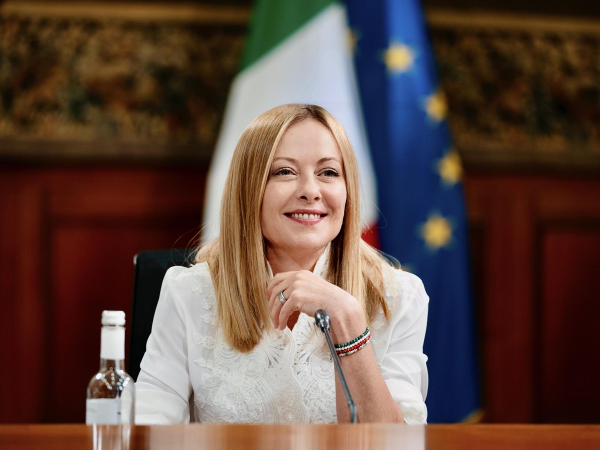 meloni la sinistra ci segnala alla cpi non ci battono e usano via giudiziaria anm 160i giudici non fanno politica seguono la legge