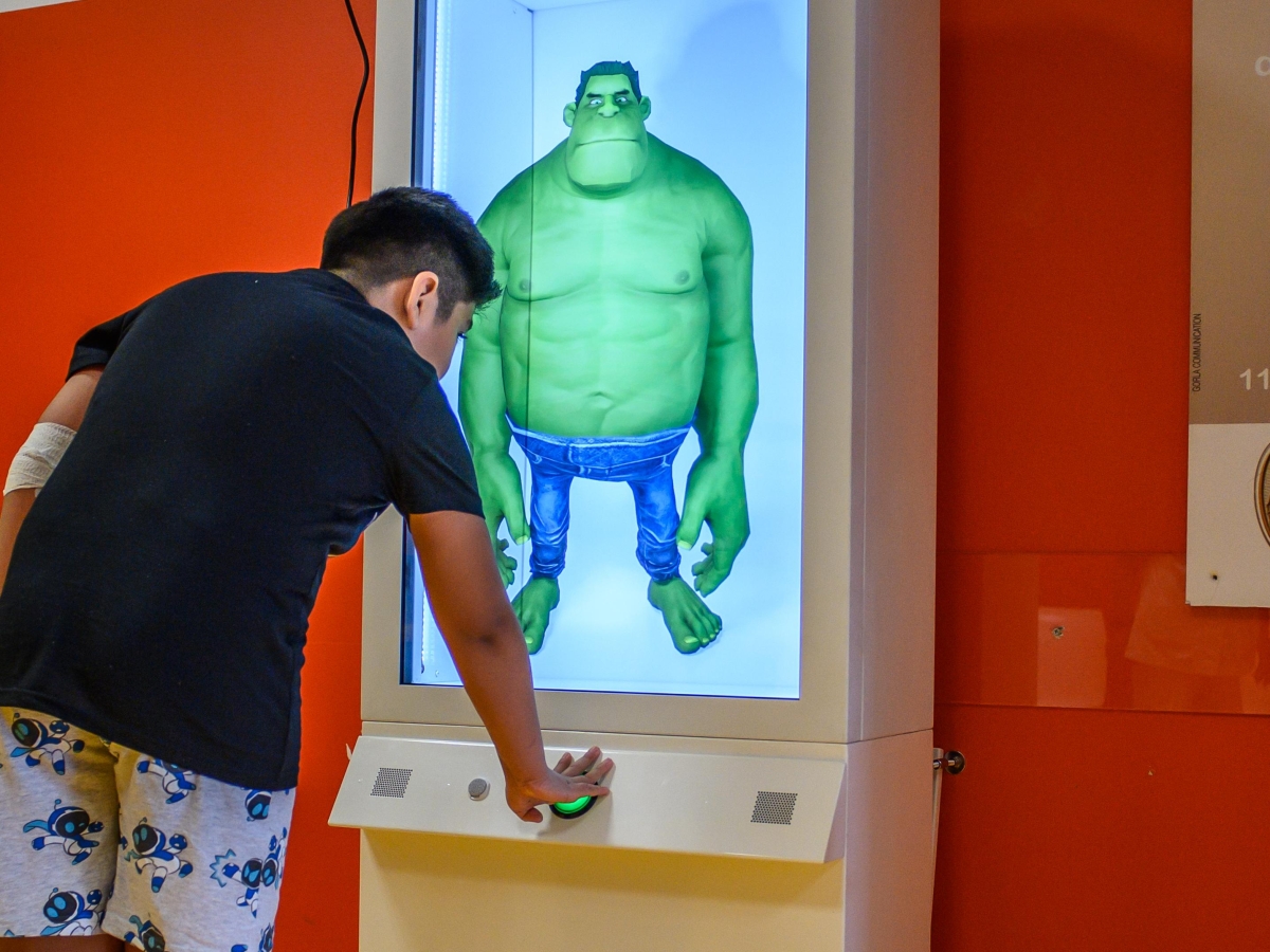 Ospedale Fatebenefratelli di Milano, arriva l'avatar Grummy: il simpatico orco verde che accoglie e conforta i bambini
